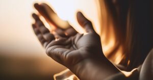 Co oznacza jak swędzi lewa ręka? Sekrety i przesądy